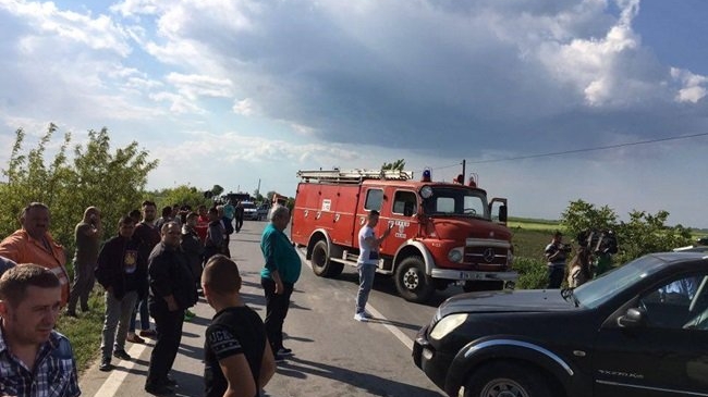 Grav accident la Ploiești! Un microbuz și un autoturism s-au lovit frontal
