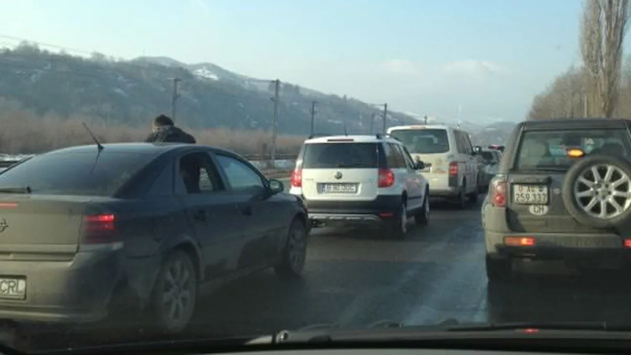 Trafic greu pe DN1! Se circulă pe o singură bandă din cauza unui accident în lanţ! Uite ce fac şoferii ca să nu se plictisească!
