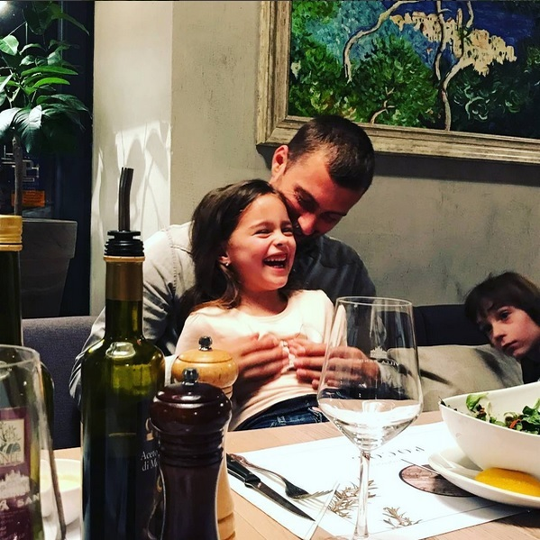 GABRIEL TAMAŞ apare rar alături de familie, dar acum… Ce fotografii emoţionante a făcut alături de soţie şi fetiţă