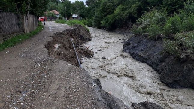 Alertă în Prahova! Case și mașini luate de viitură, zeci de persoane au fost evacuate