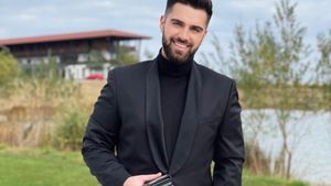 Alex Leonte, petrecere nebună după despărţirea de Theo Rose! Cu cine a fost surprins la ziua lui Mario Fresh. VIDEO