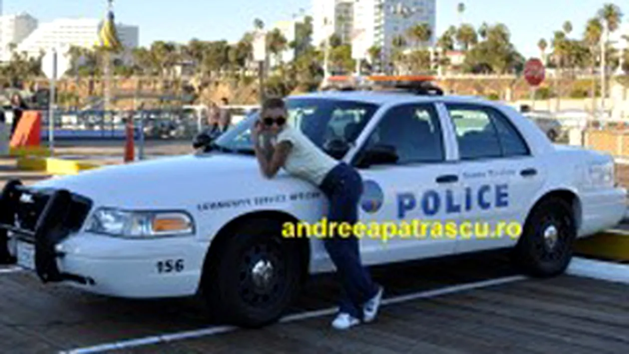 Vezi in ce pozitii a pozat Andreea Ibacka in L.A, pe masina politiei!