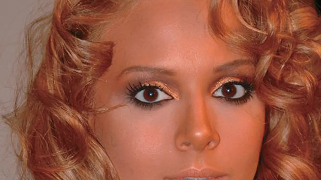 Cristiana Raduta, una dintre primele vedete de la noi care s-a promovat cu dotarile fizice! Isi arata sfarcurile peste tot!