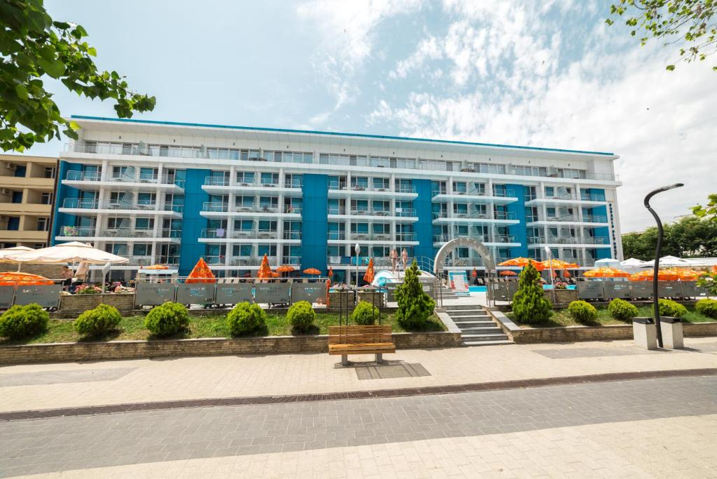 Suma e colosală! Câți lei costă o noapte de cazare în hotelul de 4 stele al lui Cristi Borcea din Mamaia. Micul-dejun, prânzul și cina sunt incluse în preț