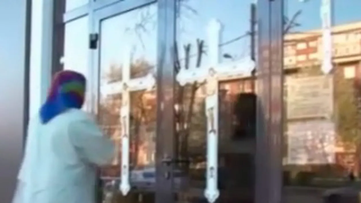 Sute de oameni se roaga intr-o biserica amenajata la parterul unui bloc din Hunedoara! Pe gemurile termopan au fost lipite doua cruci din hartie