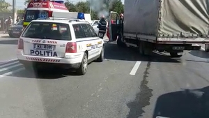 Trafic blocat pe DN 1. Un şofer a încercat să întoarcă pe linia continuă şi...