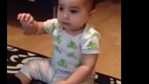 E pur şi simplu adorabil! Un bebeluş dansează pe Gangnam Style, deşi încă nu poate să meargă! Uite-l cum se mişcă!