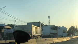 Tir scăpat de sub control pe DN1B. A distrus gardurile gospodarilor, branșamentul la gaze și a lovit o mașină parcată