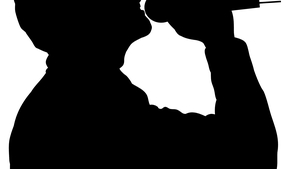 Un nou amantlac loveste lumea artistilor! Un cunoscut cantaret a fost fotografiat in tandreturi cu o alta femeie decat sotia lui!