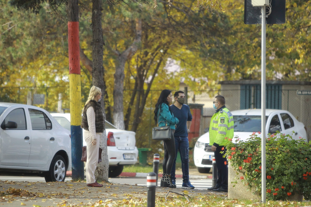 Famila Pastramă, discuții cu un agent
