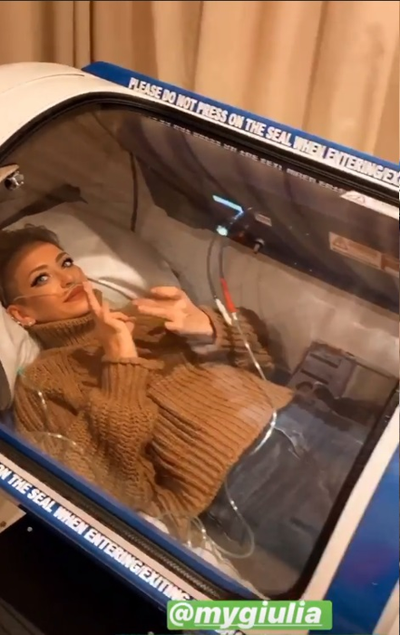 Giulia Anghelescu i-a arătat un semn obscen Antoniei în timp ce erau într-un spital, iar momentele au fost filmate! Cum a recționat iubita lui Alex Velea
