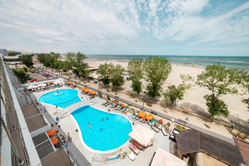 Suma e colosală! Câți lei costă o noapte de cazare în hotelul de 4 stele al lui Cristi Borcea din Mamaia. Micul-dejun, prânzul și cina sunt incluse în preț