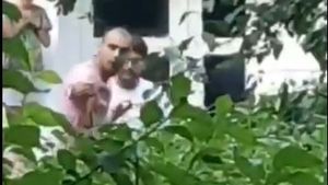 (VIDEO) Bătaie între doi tați, pe o stradă din Iași. Conflictul pornit de la cei mici s-a terminat la Poliție
