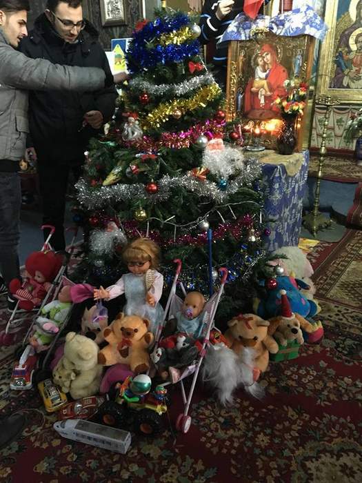 Părintele s-a îngrijit şi de cadouri pentru micuţi