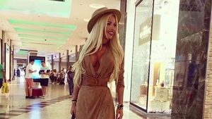 LOREDANA CHIVU s-a pozat sexy la piscină, dar fanii au observat un detaliu ruşinos! "Groaznic se vede..."