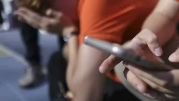 Pedepse pentru elevii din România. Ce pățesc cei care folosesc telefonul mobil în timpul orelor