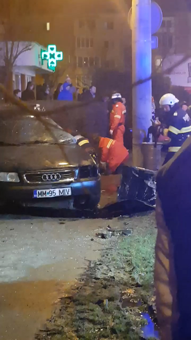 Accident mortal în Baia Mare! Un bărbat fără permis a spulberat o femeie aflată pe trotuar, după care s-a izbit cu mașina de un stâlp