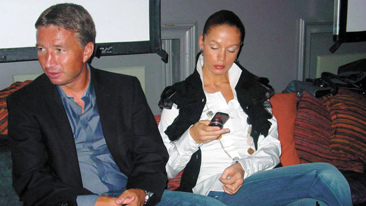 Ce face nevasta lui Dan Petrescu cat timp antrenorul este “exilat” in China. Adriana si-a lasat masina si...