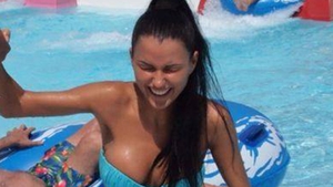Ce i-a facut tatal Danielei Crudu la o piscina intrece orice imaginatie! Bruneta si-a speriat fanii: "Doamne, ce ai slabit!"