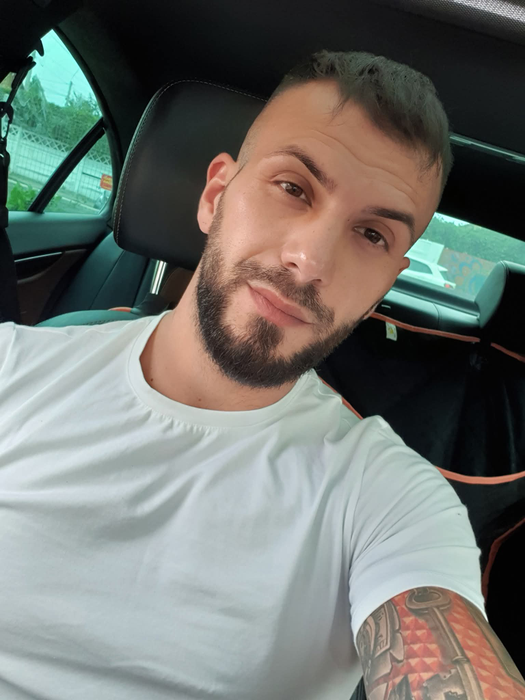 Cum arăta ispita Narcis Bujor în liceu, fără mușchi și fără tatuaje. Imaginile din Tecuci pe care „fiorosul” de la Insula Iubirii le-ar vrea șterse