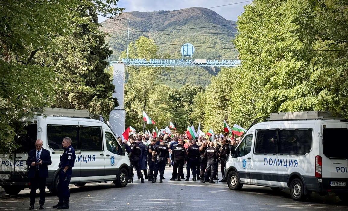 Oamenii protestează împotriva vizitei președintelui Comisiei Europene, Ursula von der Leyen, în fața VMZ, cea mai mare fabrică de arme din Bulgaria din Sopot, Bulgaria. Foto: Profimedia
