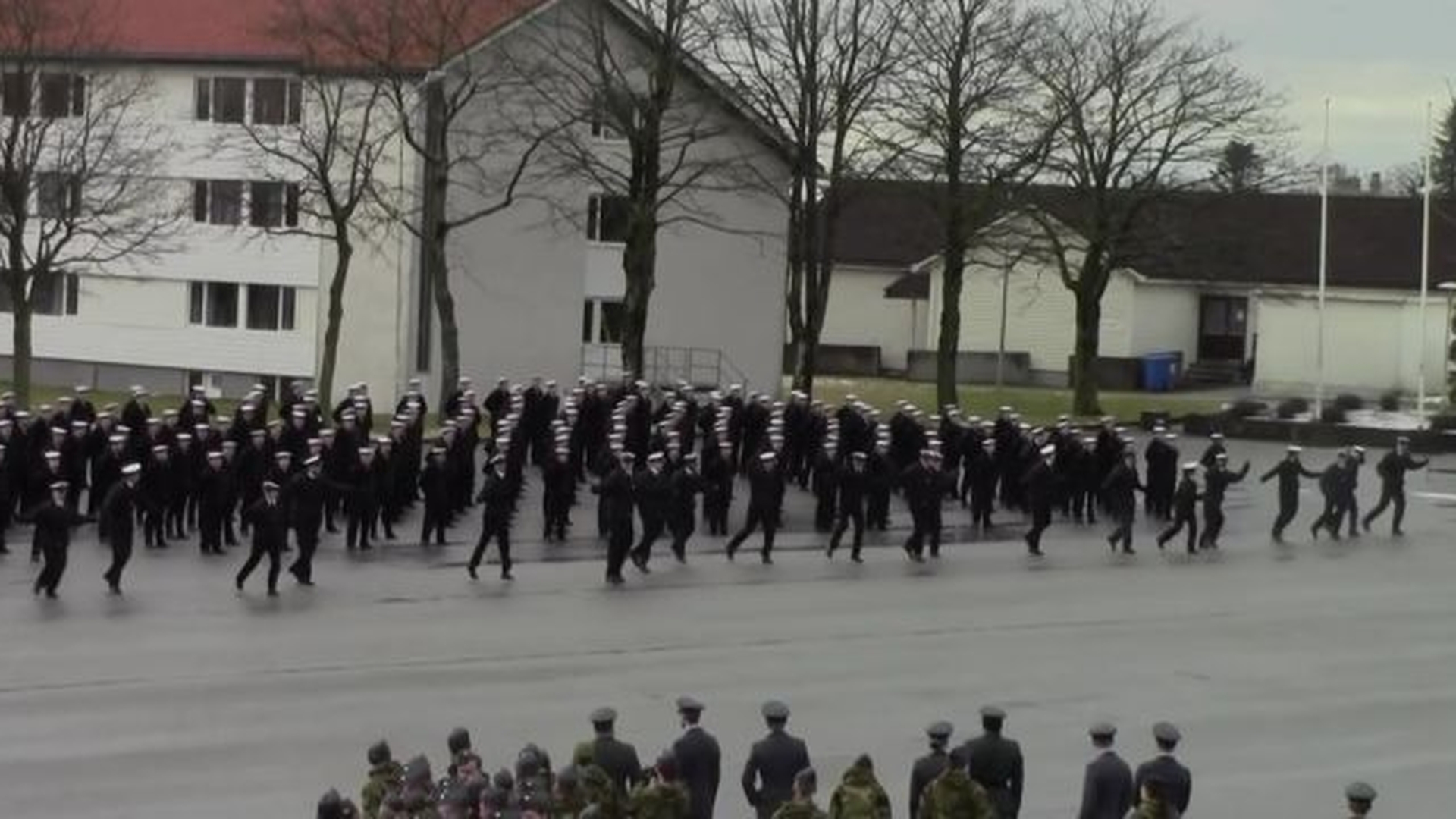 Cadeţii unei Academii Militare din Norvegia, personaje ale unui flashmob excentric!