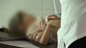 O fetiţă de 12 ani a fost desfigurată de câinele vecinilor! 