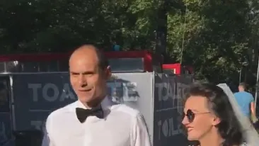 Nu au putut sta departe de UNTOLD. S-au căsătorit la Primărie, după care... Cum au apărut doi tineri la cel mai mare festival din Europa