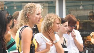 Trecatorii s-au frecat la ochi cand au vazut ASTA! Toti au ramas uimiti cand au vazut ce are in masina