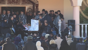 Manelistul Nicolae Guta, de nerecunoscut! Ravasit de durere, s-a dus in trening si cu fes la inmormantarea fratelui sau!