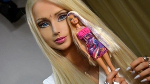 V-o mai amintiţi pe „păpuşa umană“ BARBIE? A ajuns să fie de nerecunoscut după ce a renunţat la...