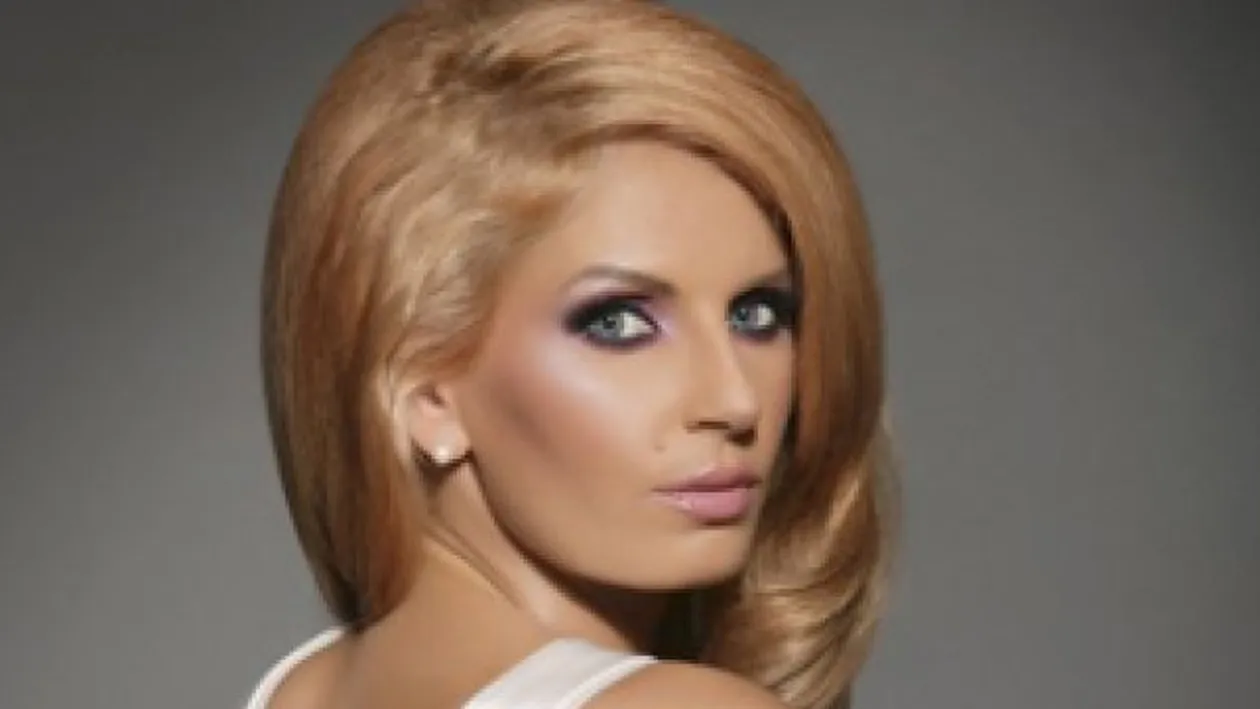 Andreea Bănică pozează sexy oriunde, chiar şi lângă pubelele de gunoi! Vezi cu ce ocazie a făcut asta