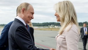 Cine este blonda care l-a “fermecat” pe Vladimir Putin în timpul summitului din Alaska. Ce legătură are cu Trump, de fapt