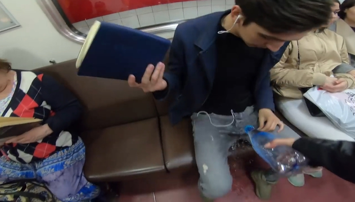 Gest incredibil! Un fotomodel aruncă cu apă și înălbitor pe bărbații de la metrou