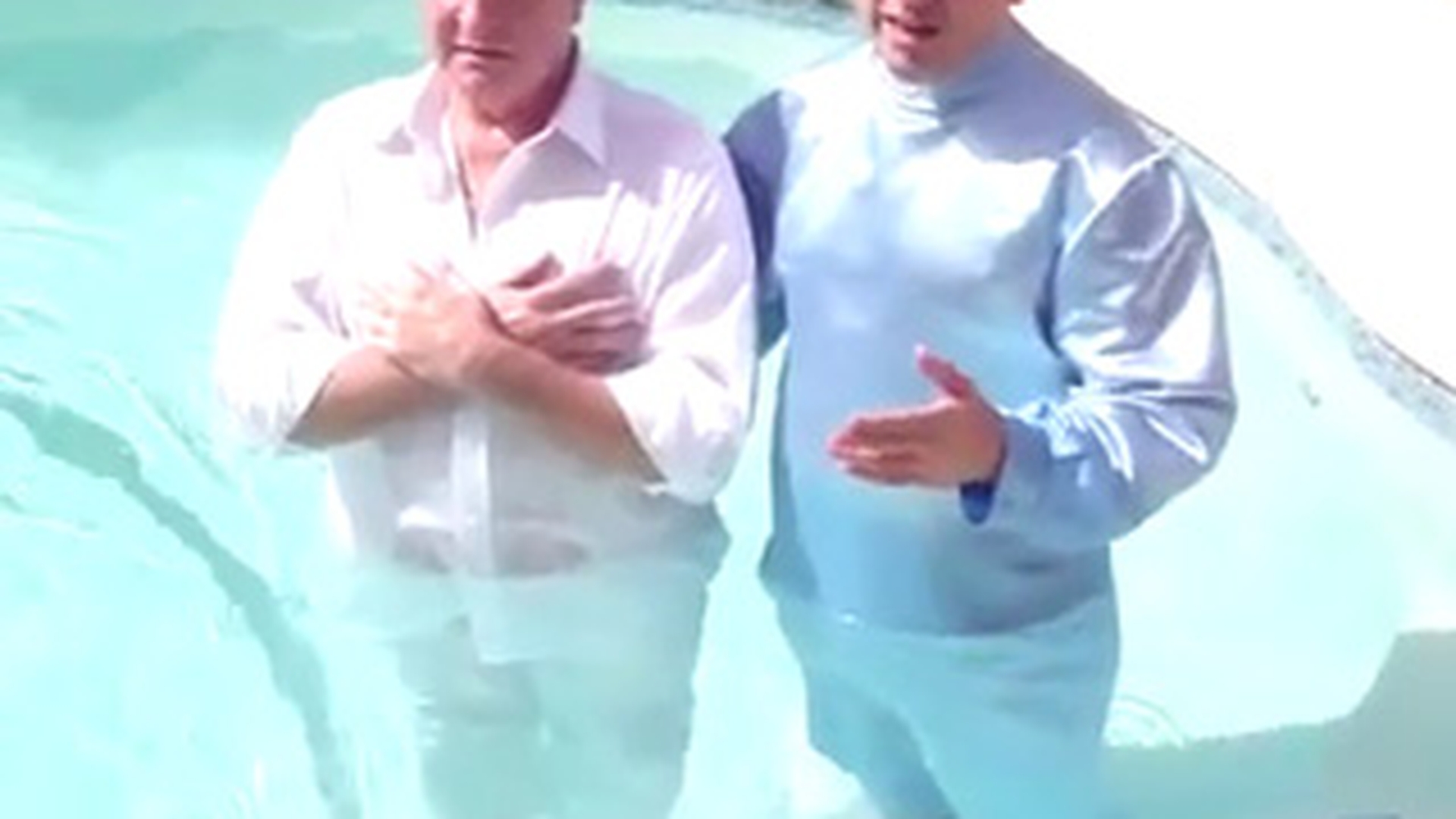 Dumnezeule mare! Nici biserica nu mai e ce a fost - Un barbat in toata firea este "botezat" in piscina din curte