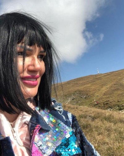 Fanii s-au prăpădit de râs, după ce jurata de la Antena 1 a postat mai multe fotografii modificate  „Ați uitat una fără filtru”. Cum i-a pus la punct vedeta