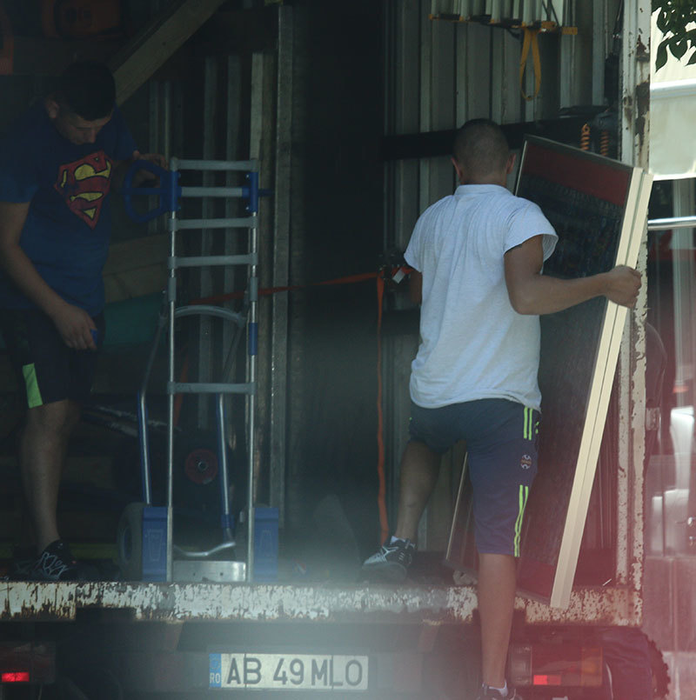 Muncitorii firmei de relocări au fost foarte atenţi cu obiectele lui Tuncay
