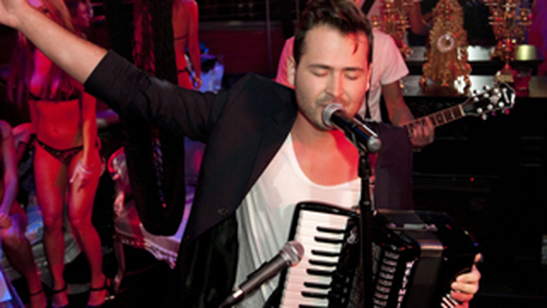 Edward Maya a dat startul la distractie