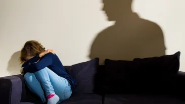 Un jandarm din Suceava și iubita lui, acuzați că au exploatat sexual două fete de 15 ani