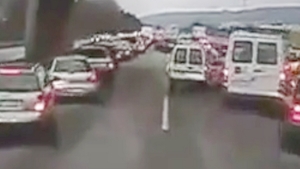 Imagini ireale! Reactia fabuloasa a soferilor de pe autostrada cand aud sirena Ambulantei!
