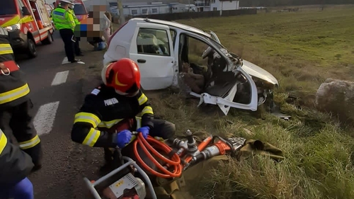 Accident grav în Argeș. Doi adulți și un copil au fost răniți