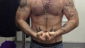 Alex Velea si Connect-R o sa isi infiga unghia in gat cand o sa vada poza asta! Plin de tatuaje, musculos si puternic! El este cel mai sexy viitor tatic din showbiz!