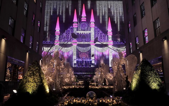 S-au aprins luminiţele în celebrul Rockefeller Center din New York! Vezi cum arată bradul din acest an. Imaginile sunt spectaculoase