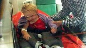 Fetita de un an si jumatate oparita in casa bunicilor! Acestia au crezut ca ranile trec de la sine