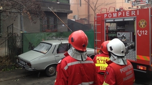 Autoritatile, chemate de urgenta! O casa din Bucuresti a luat foc in prag de Craciun