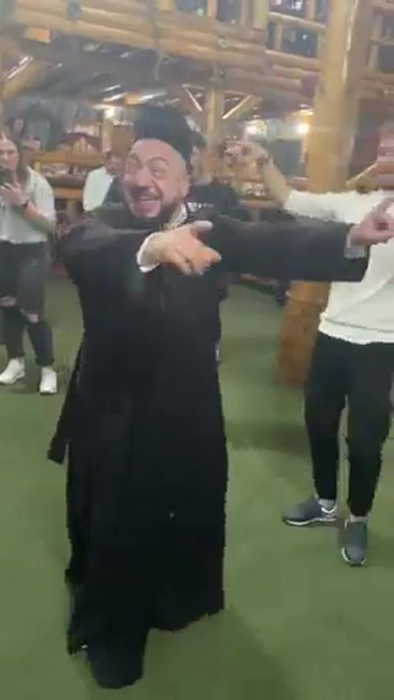 Popa s-a băgat la dans, cupă ce a aruncat cu bani în maneliști