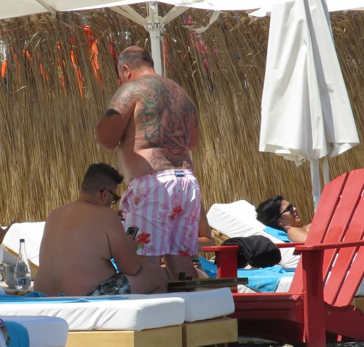 Nuţu Cămătaru, cu prietenii pe plajă