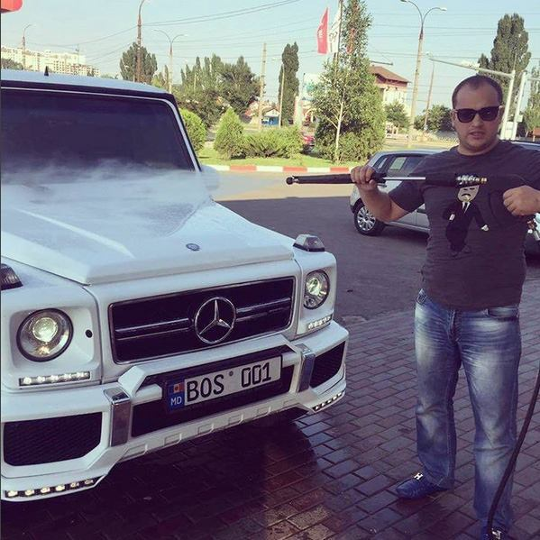 Când au văzut ce numere de înmatriculare şi-a pus acest moldovean, poliţiştii i le-au confiscat pe loc!