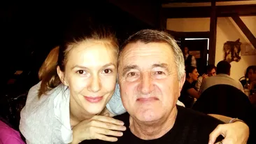 Adela Popescu radiază de fericire lângă tatăl său! Uite cât de bine le stă împreună şi ce familie fericită sunt!