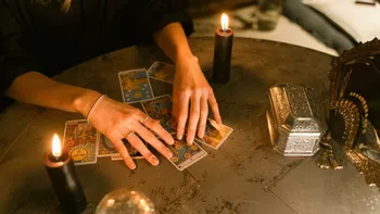 Cartea de tarot de azi, 1 aprilie 2026. Trei de Bâte apare când ești pregătit să treci la nivelul următor, fără să îți dai seama încă